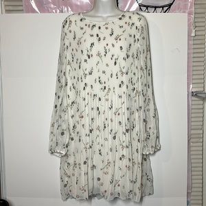 Aritzia color off white Daydreamer Mini Dress
Pleated mini dress